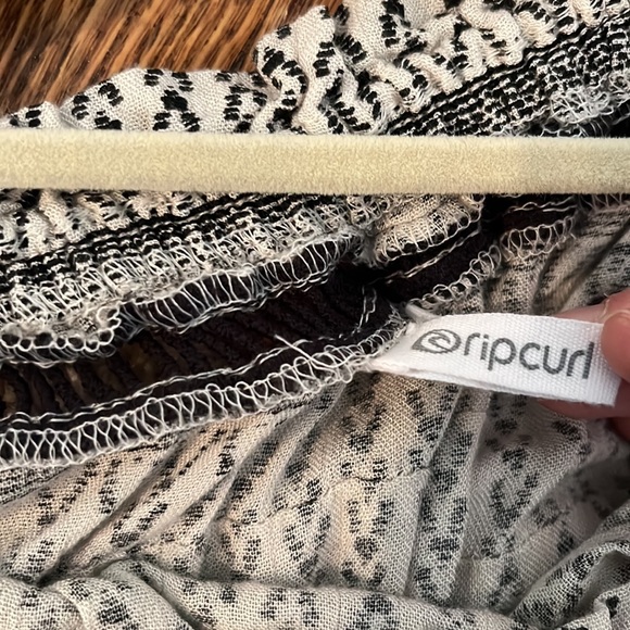Rip Curl size medium black and white romper - Picture 3 of 3